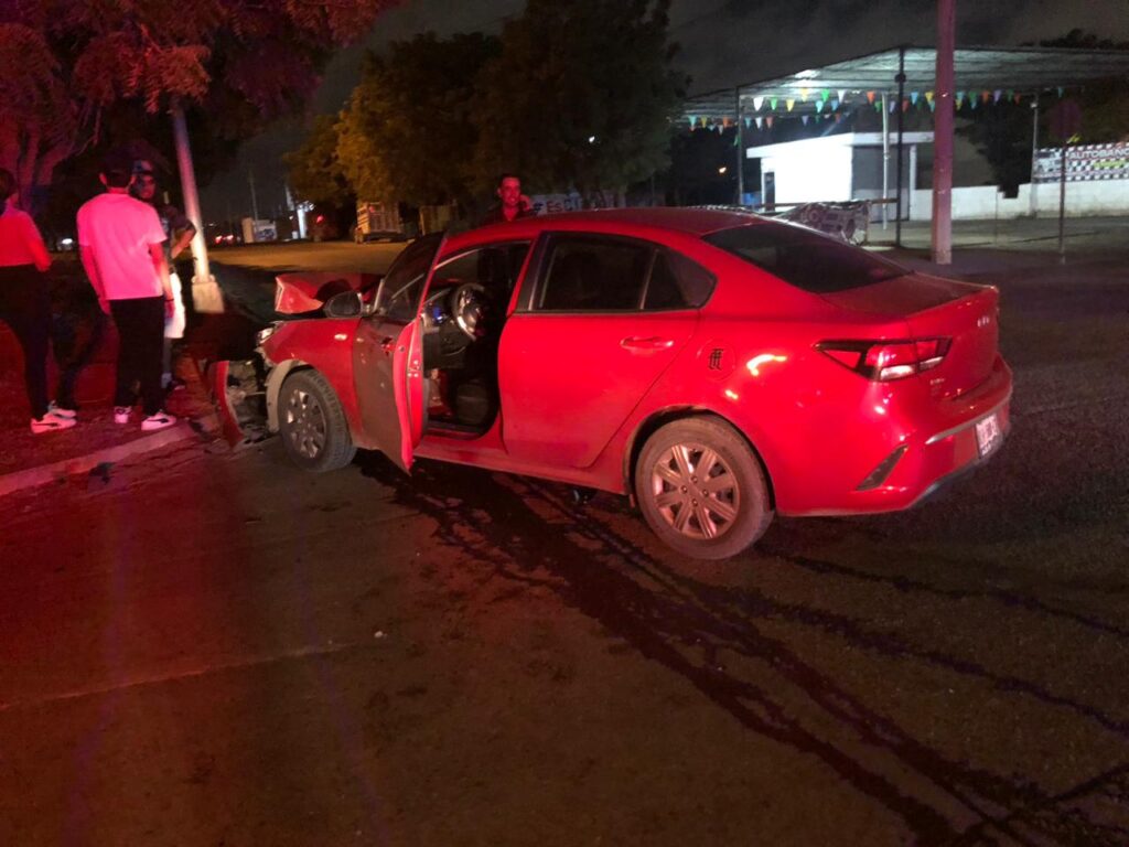 Carro chocado con la puerta del piloto abierta tras un accidente en Mazatlán