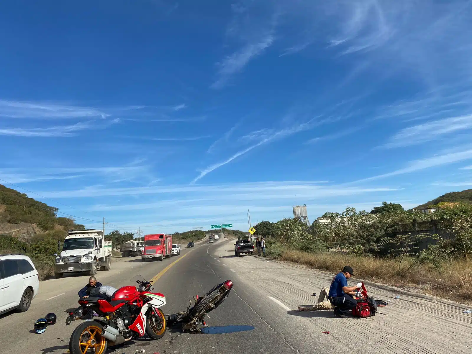 2 motocicletas en el pavimento en Mazatlán