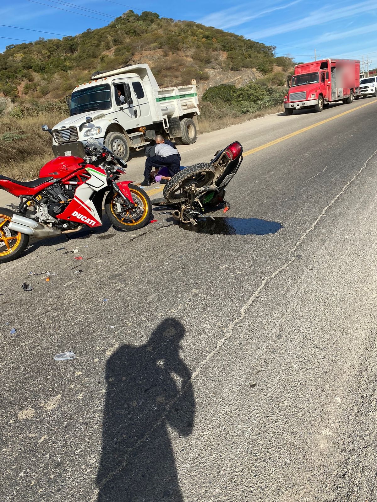 2 motocicletas en el pavimento en Mazatlán