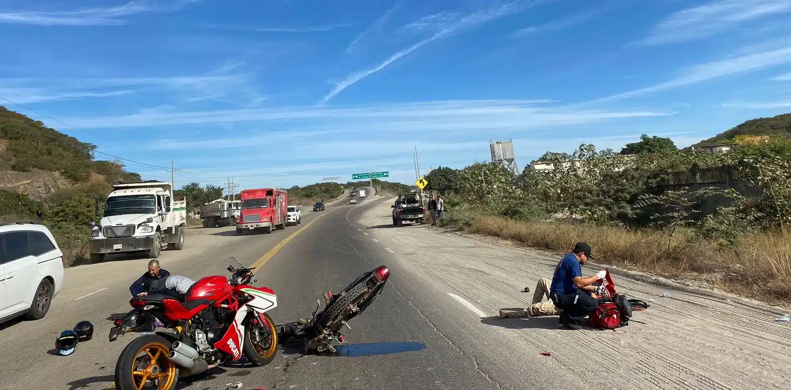 2 motocicletas en el pavimento en Mazatlán