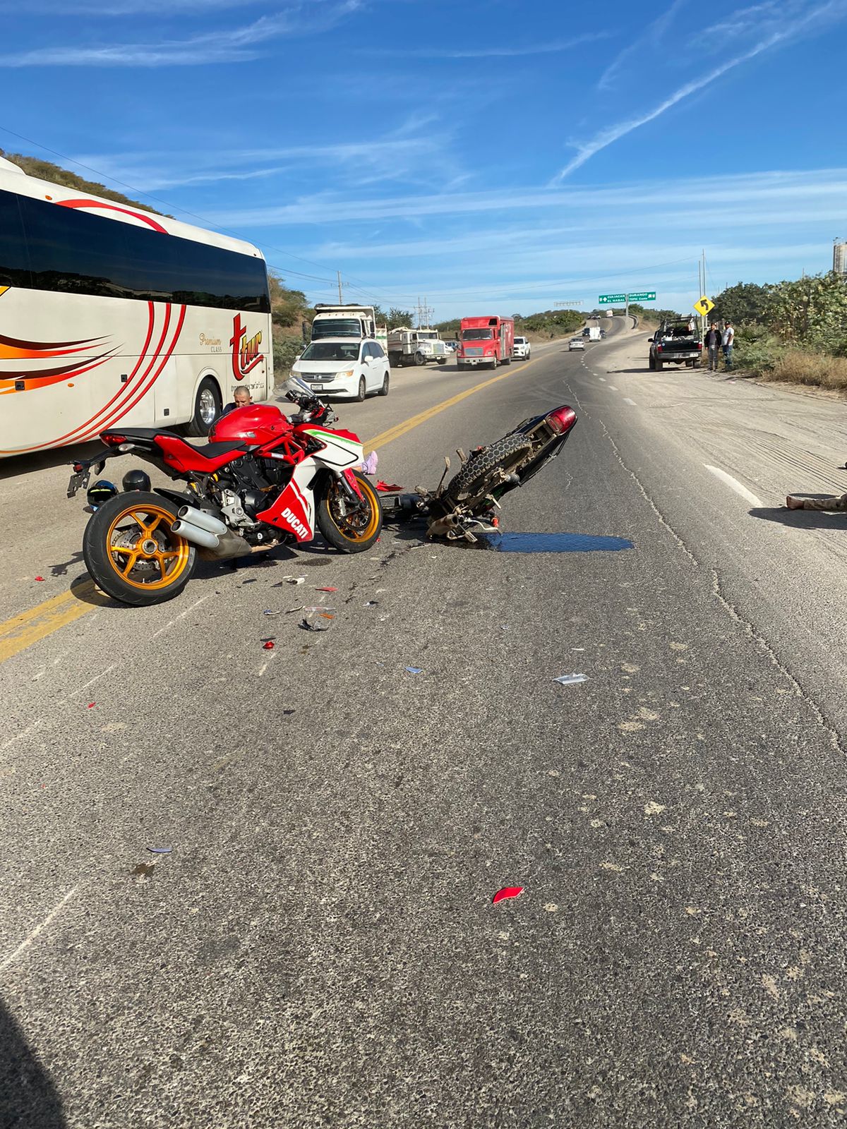 2 motocicletas en el pavimento en Mazatlán
