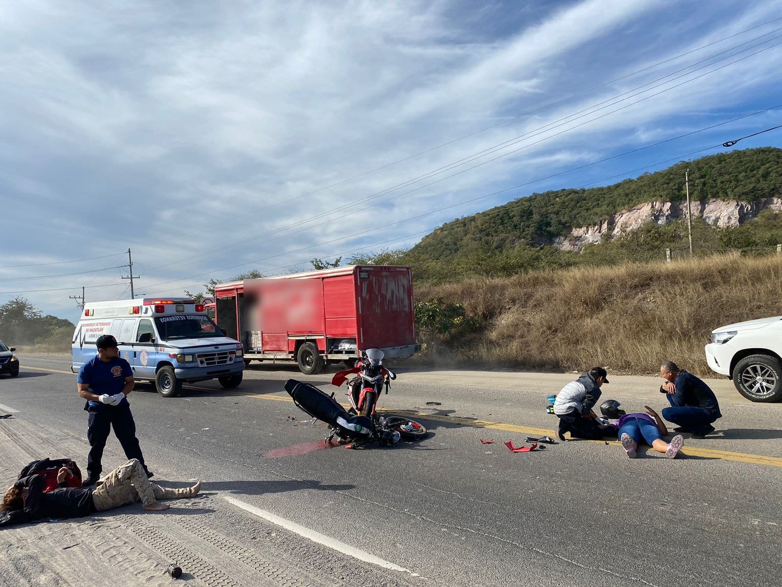2 motocicletas en el pavimento en Mazatlán