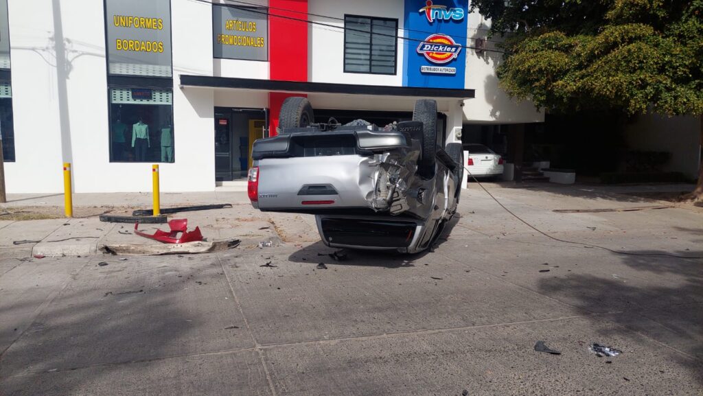 Una camioneta con los neumáticos hacia arriba tras un fuerte accidente tipo choque en Los Mochis