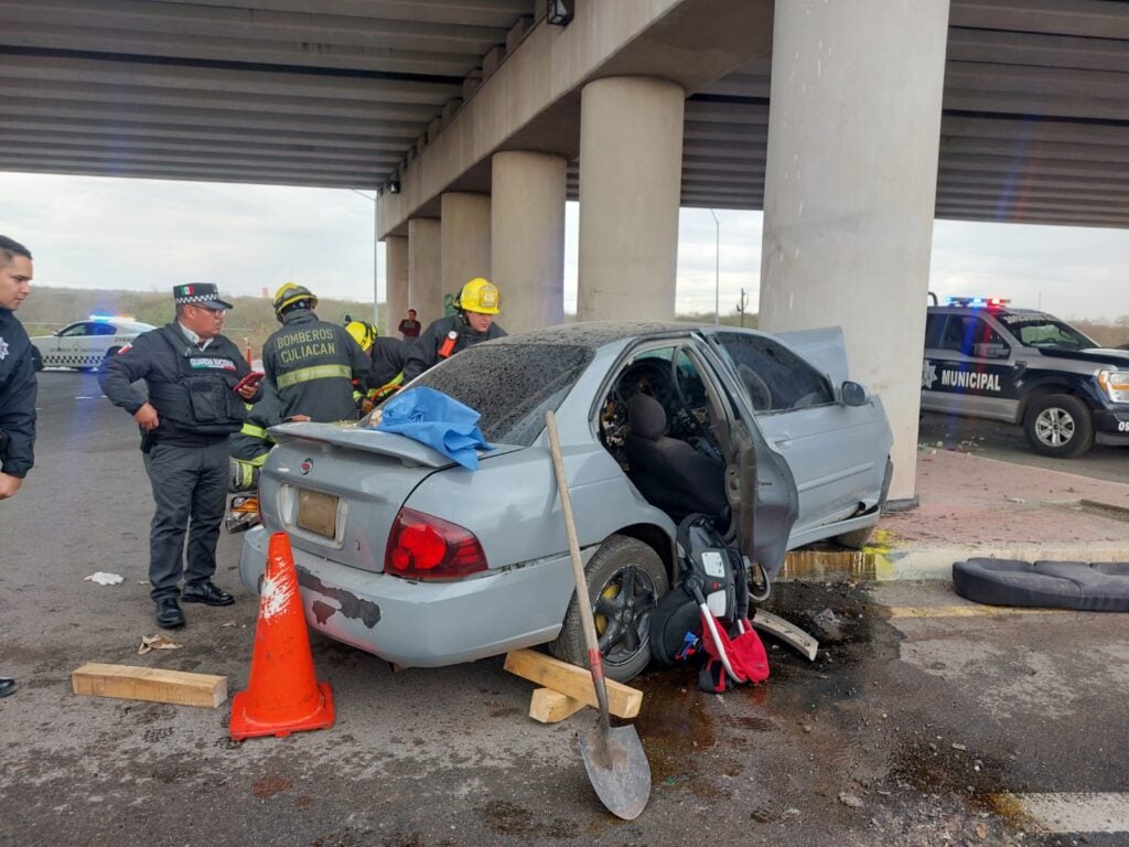 Carro chocado del frente contra un muro en Culiacán