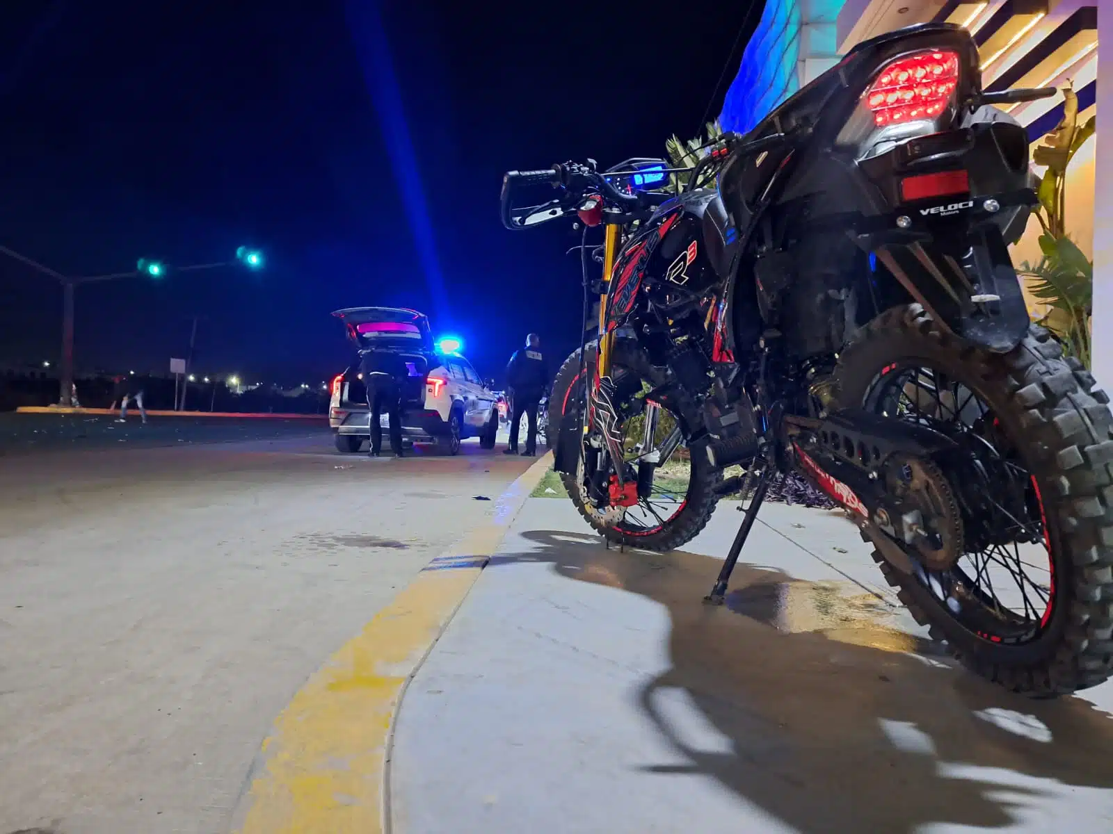 El motociclista chocó contra una camioneta, frente al acceso del fraccionamiento Alturas del Sur.