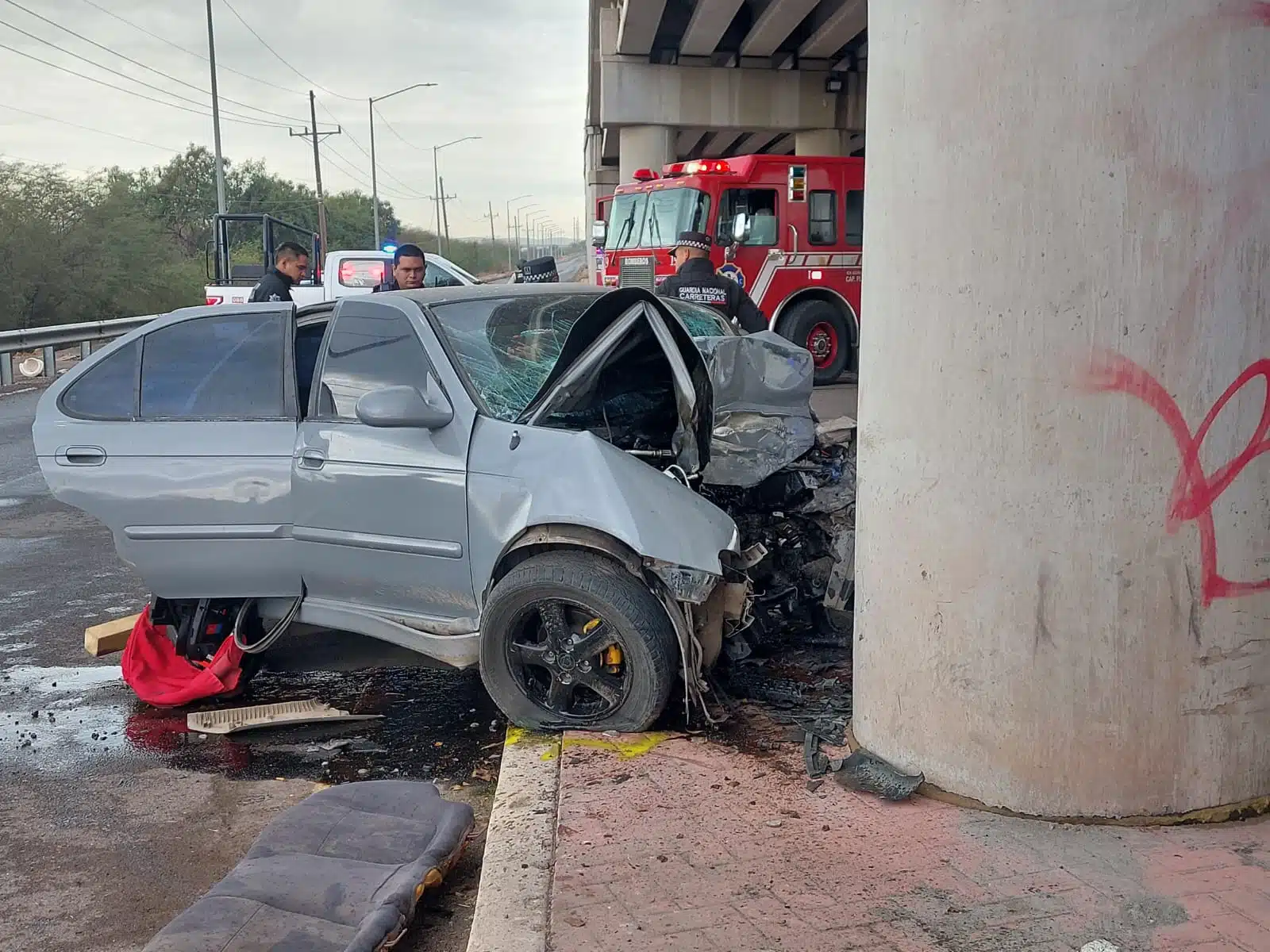 Carro chocado del frente contra un muro en Culiacán