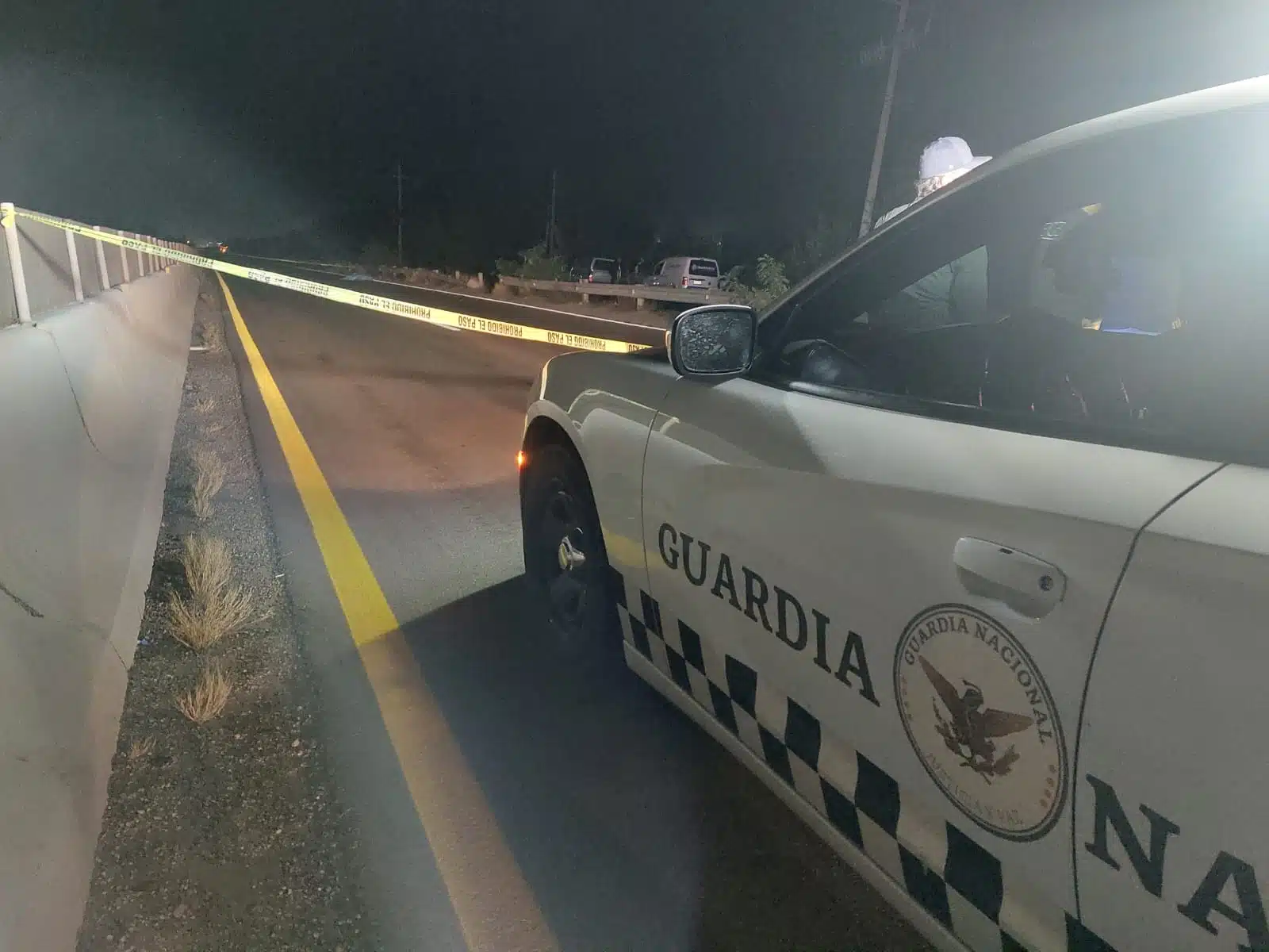 Guardia Nacional en el lugar donde un hombre fue atropellado en la carretera Culiacán-Eldorado