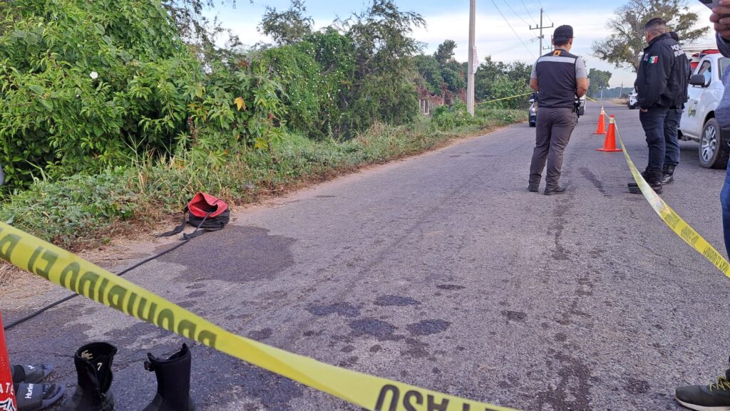 Elementos de Protección Ciivil y de la Policía Municipal de Culiacán en el lugar donde falleció Arleth en Eldorado