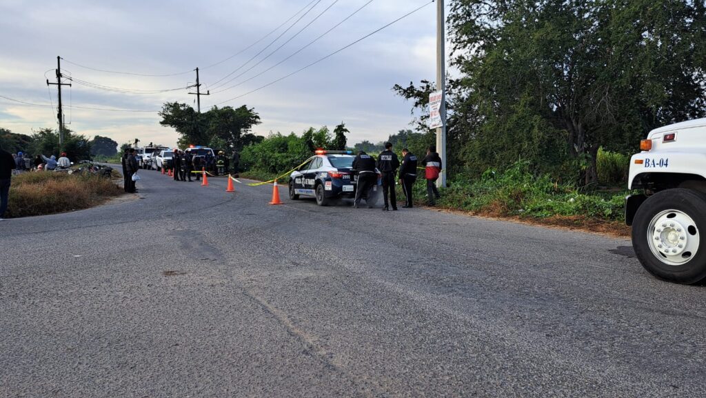 Elementos y camionetas de Protección Ciivil, Bomberos y Policía Municipal de Culiacán y cinta amarilla delimitando el área en el lugar donde falleció Arleth en Eldorado