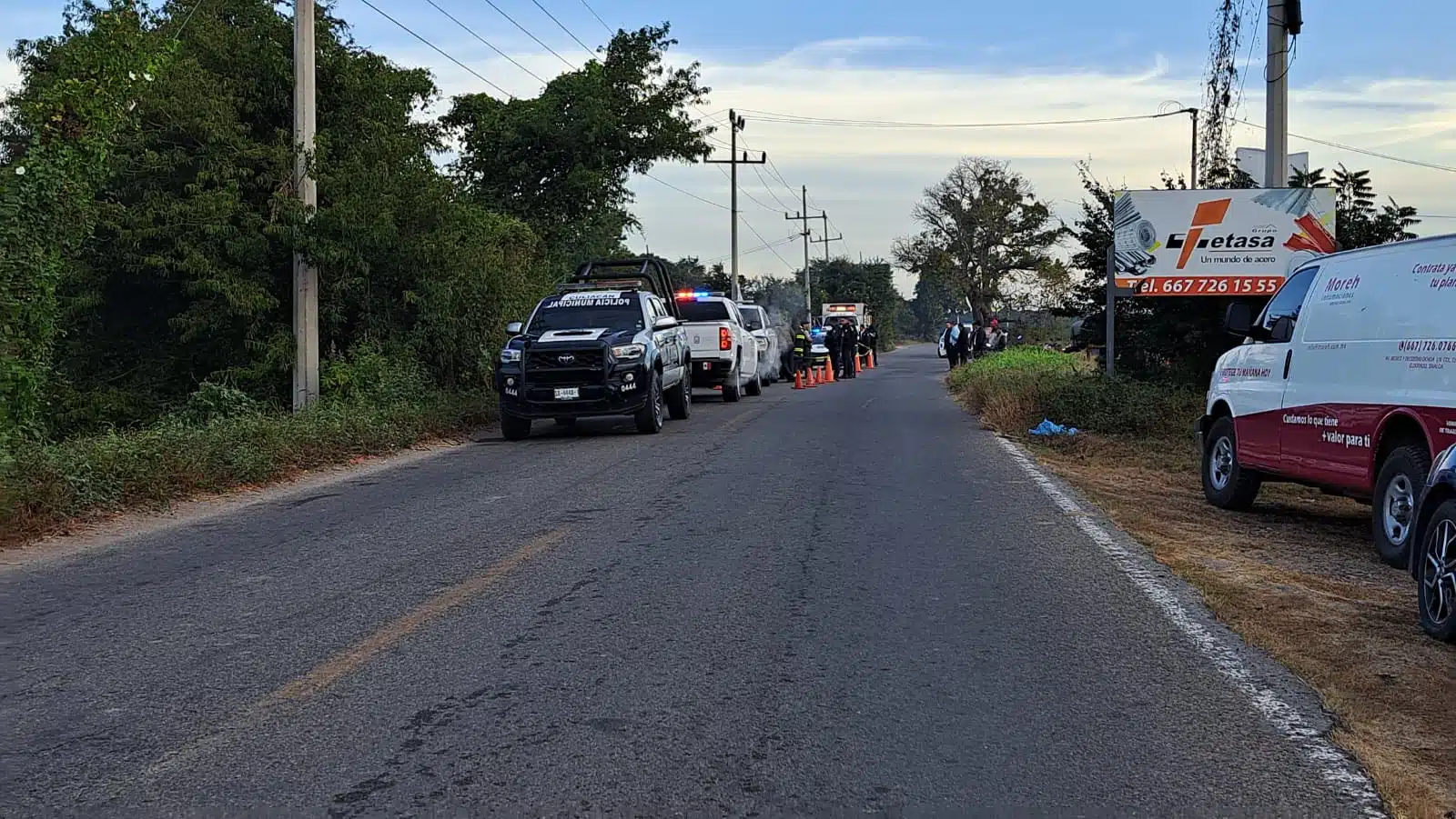 Elementos y camionetas de Protección Ciivil, Bomberos y Policía Municipal de Culiacán en el lugar donde falleció Arleth en Eldorado