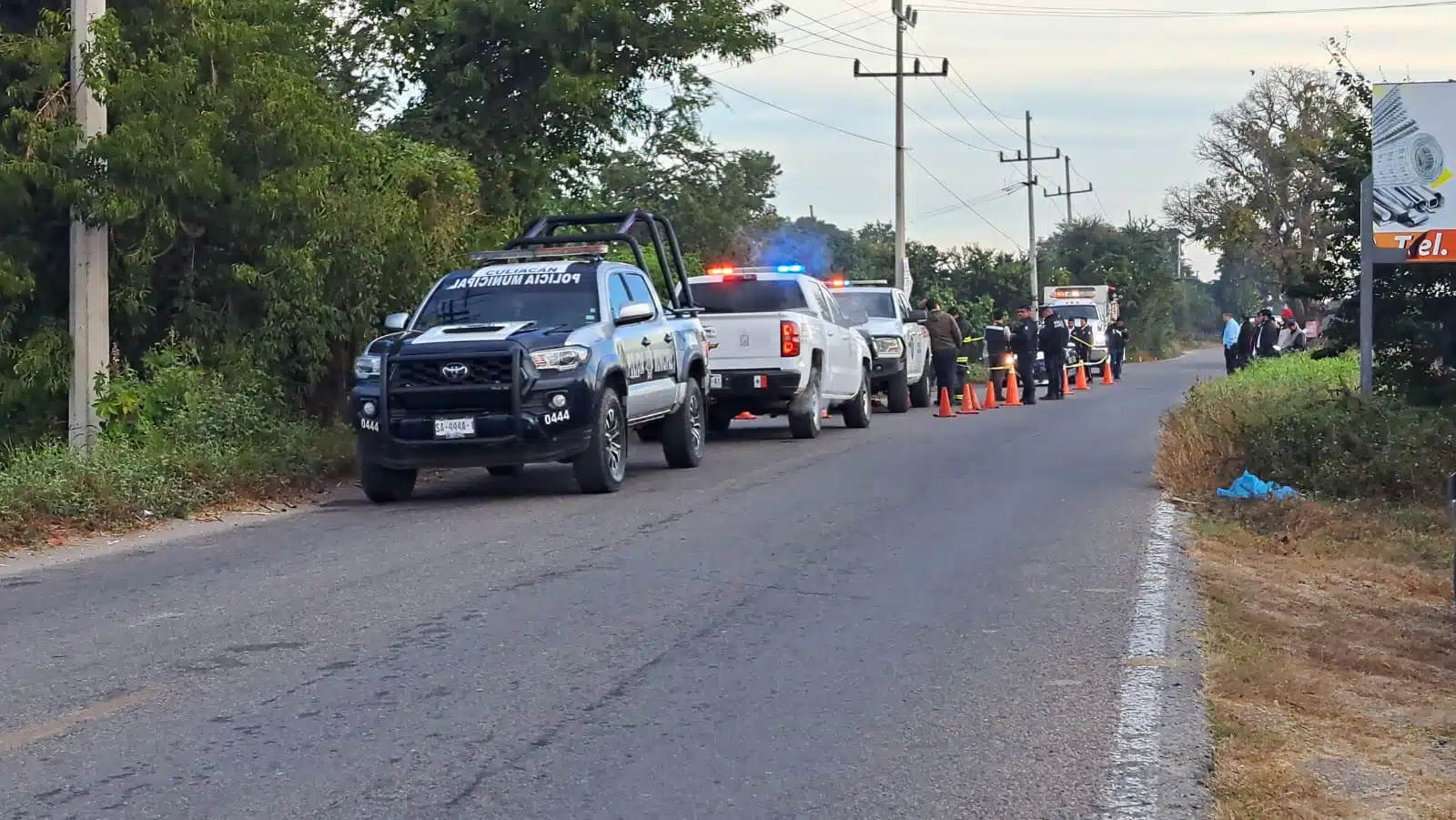 Elementos y camionetas de Protección Ciivil, Bomberos y Policía Municipal de Culiacán en el lugar donde falleció Arleth en Eldorado