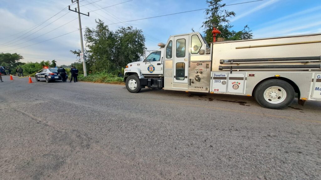 Elementos y camión de Protección Ciivil y cinta amarilla delimitando el área en el lugar donde falleció Arleth en Eldorado, Culiacán