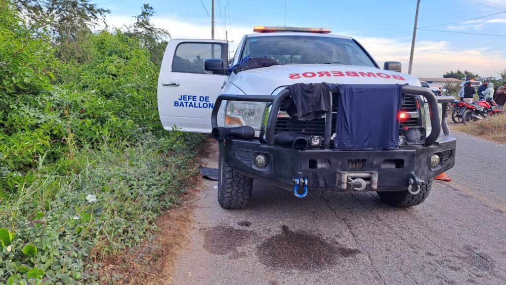 Camioneta de Bomberos en el lugar donde falleció Arleth en Eldorado, Culiacán