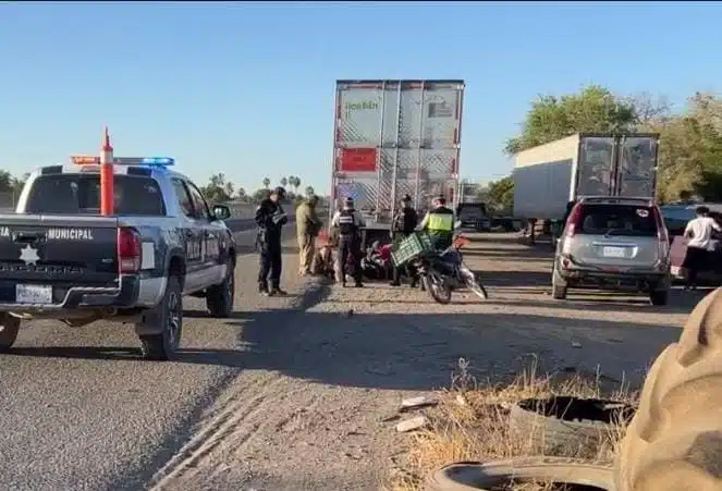 El motociclista resultó con lesiones de consideración después de estrellarse contra un tráiler.