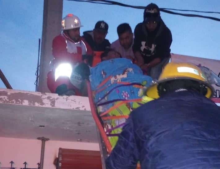 El albañil estaba en el techo de una vivienda cuando se registró el accidente.
