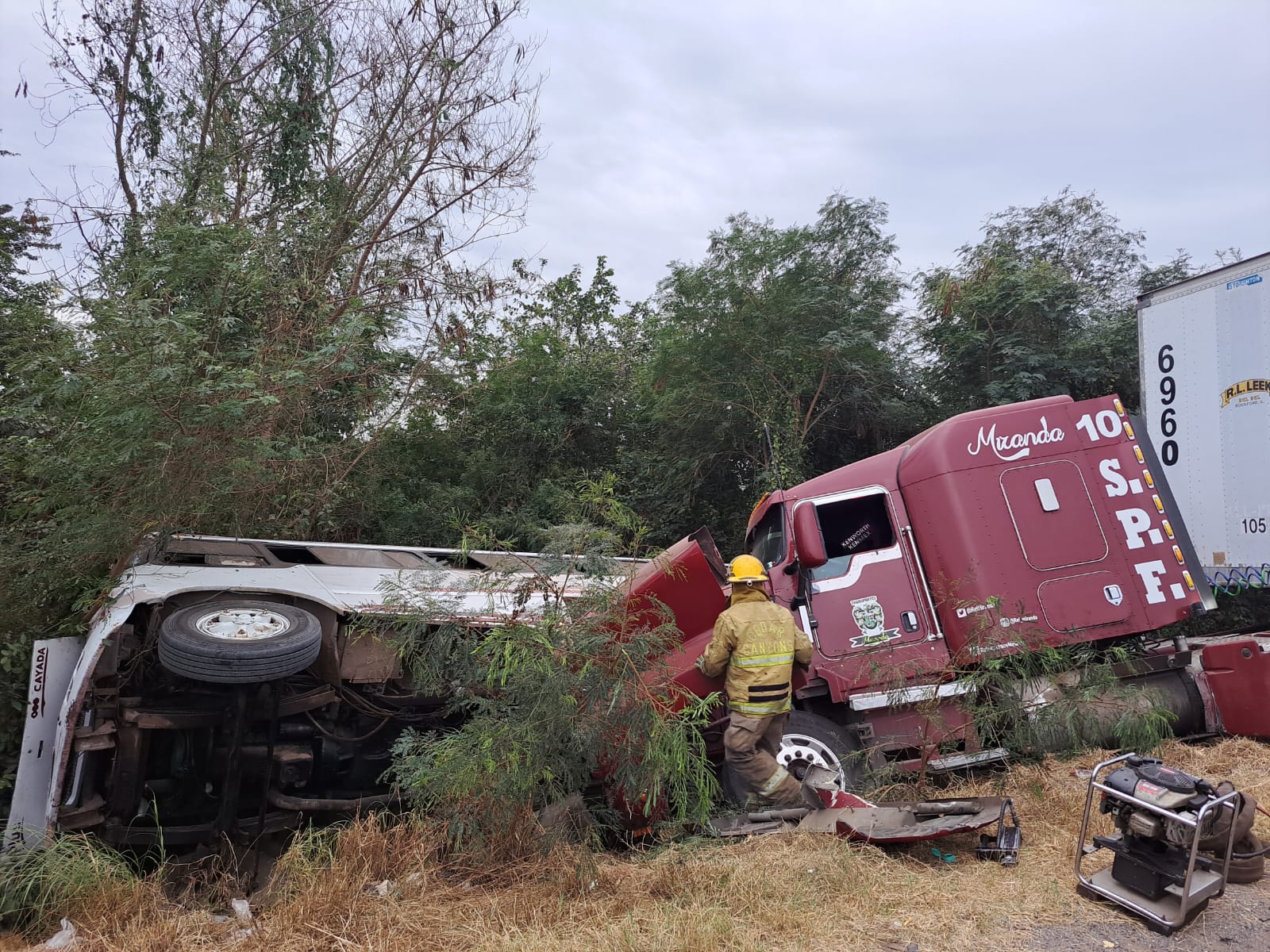 Paramédicos y Bomberos rescataron al joven que quedó atrapado debajo del tráiler.