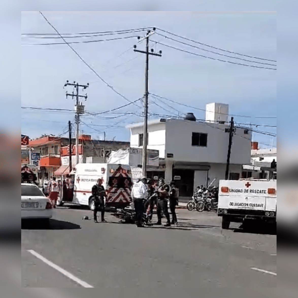 Ambulancia y personal de la Cruz Roja, personal de la Policía Municipal de Guasave en un accidente en el centro