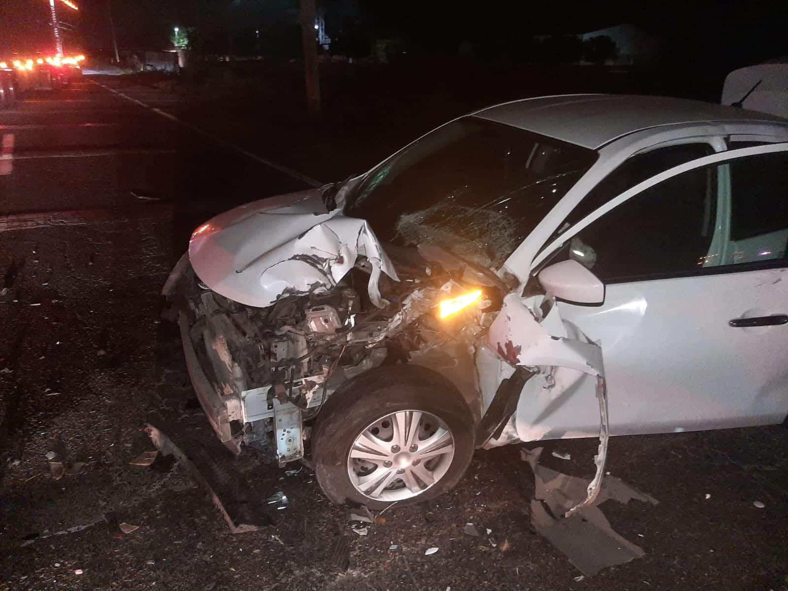 Carro chocado de la parte del frente en Guasave