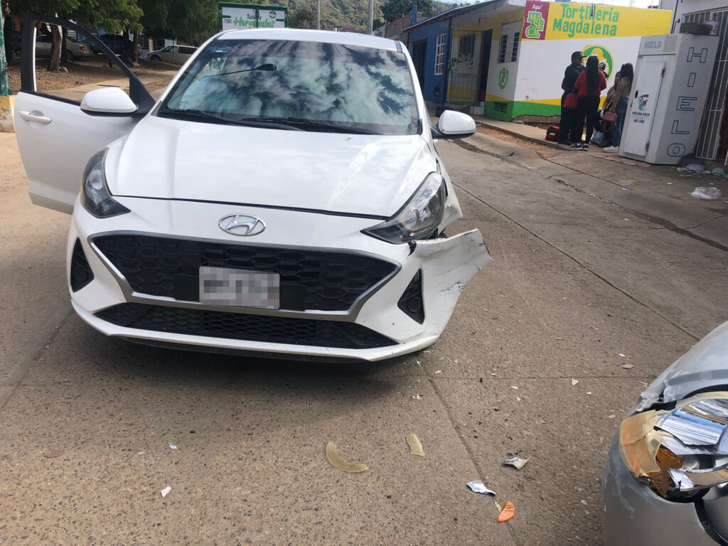 Accidente Hiunday blanco en Santa Teresa Mazatlán