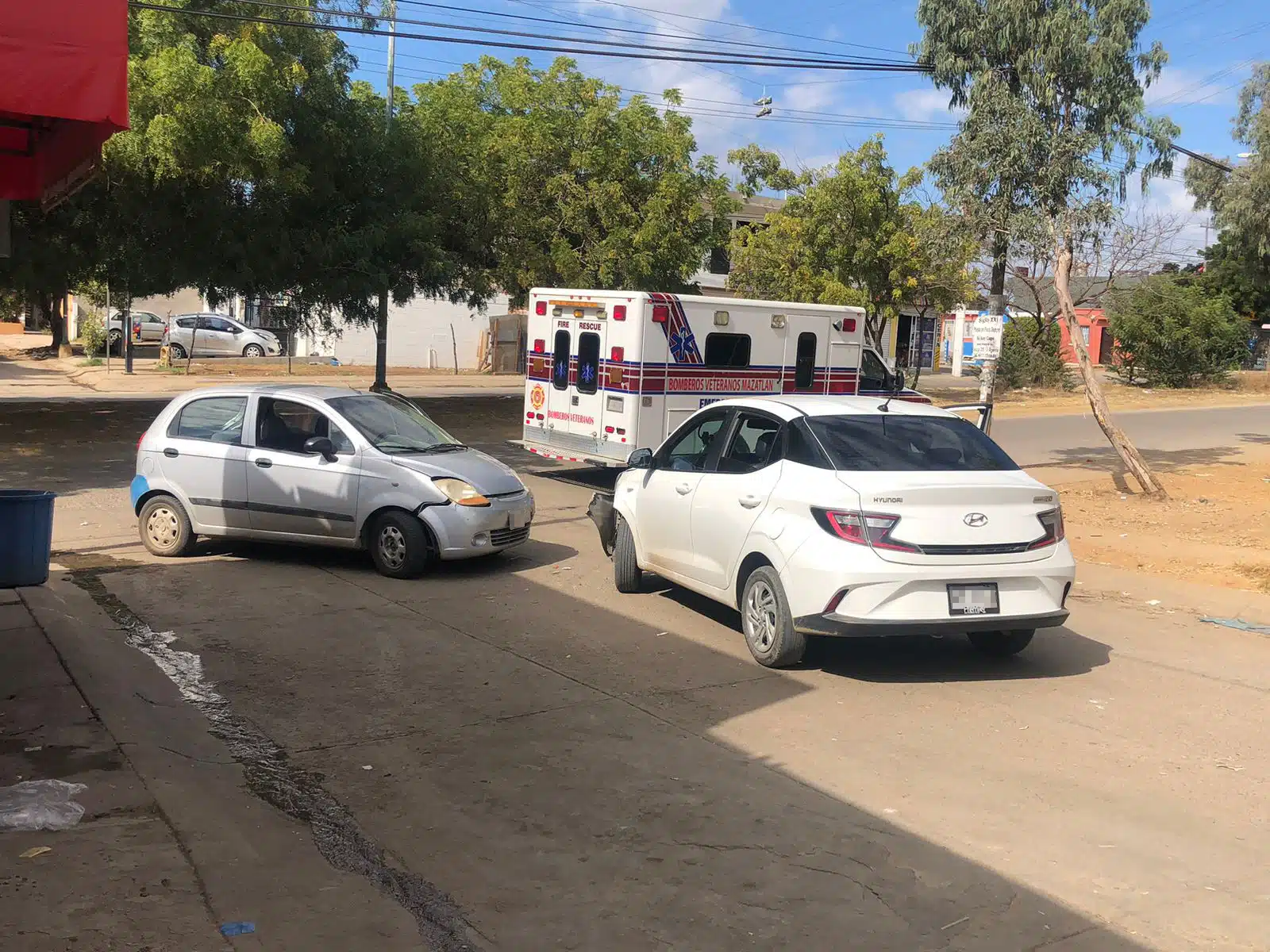 Accidente Hiunday blanco y Matiz gris en Santa Teresa Mazatlán