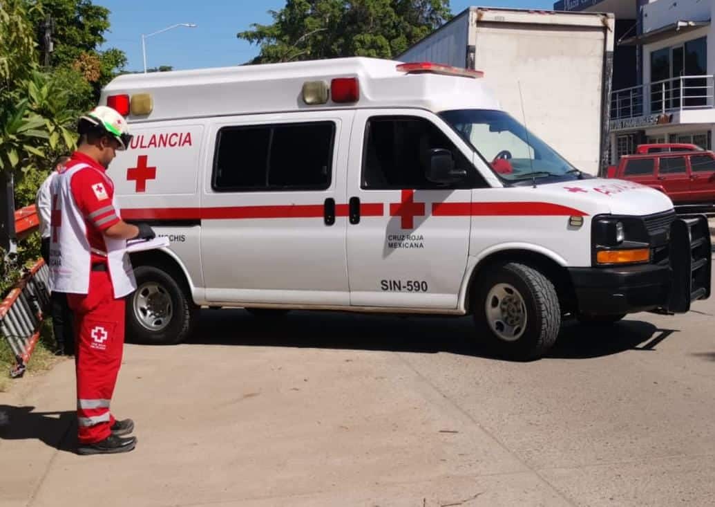 Paramédicos de la Cruz Roja atendieron a las mujeres y las llevaron a un hospital.