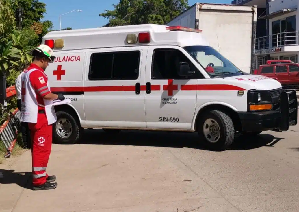 Paramédicos de la Cruz Roja atendieron a las mujeres y las llevaron a un hospital.