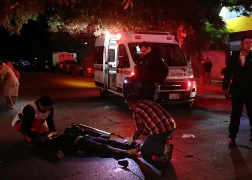 Socorristas de la Cruz Roja acudieron al lugar de los hechos para prestar los primeros auxilios a los afectados.