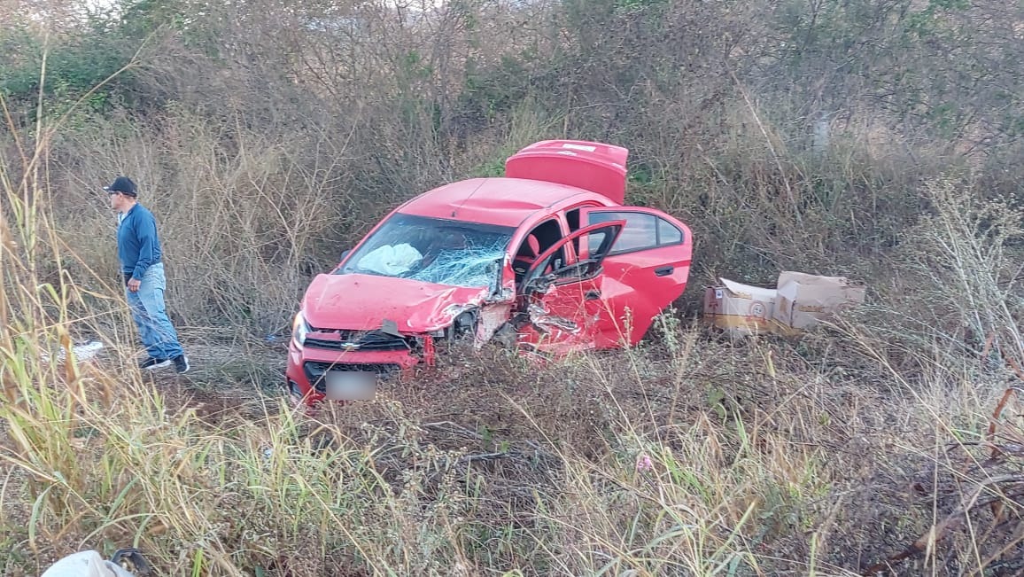 Carro chocado de la parte del frente y con las puertas del lado del piloto y la cajuela abiertas en un accidente por la carretera libre Mazatlán-Culiacán