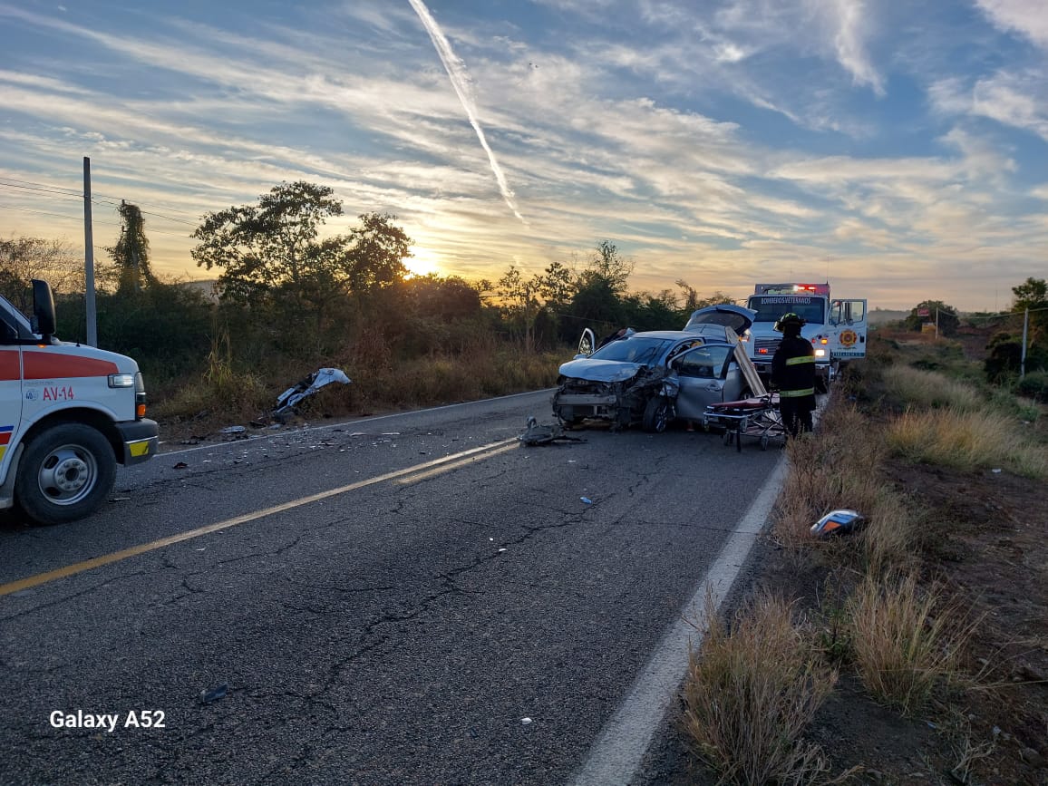Carro chocado de la parte del frente en un accidente por la carretera libre Mazatlán-Culiacán