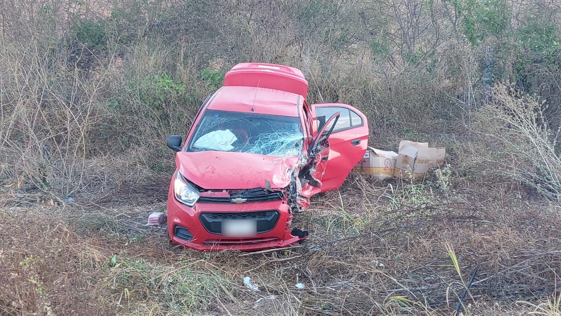 Carro chocado de la parte del frente y con las puertas del lado del piloto y la cajuela abiertas en un accidente por la carretera libre Mazatlán-Culiacán