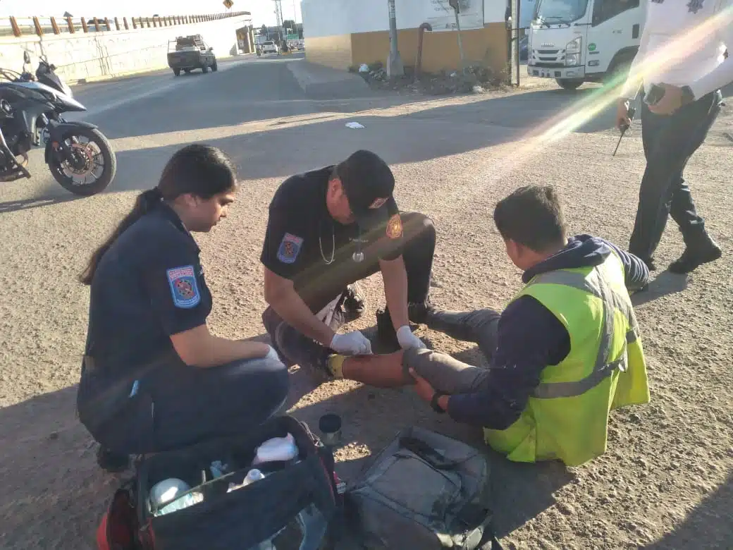 El joven motociclista resultó con una lesión en una de sus piernas.