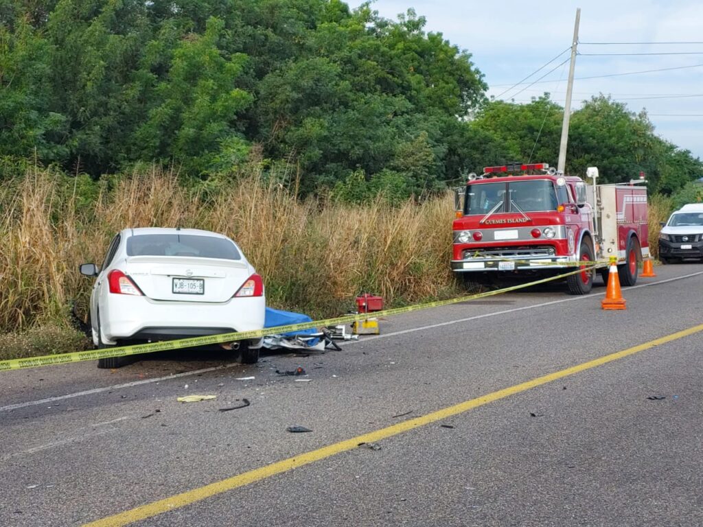 Auto accidentado en la orilla de la carretera en Mocorito, zona encintada con cordón amarillo, camión de Bomberos 