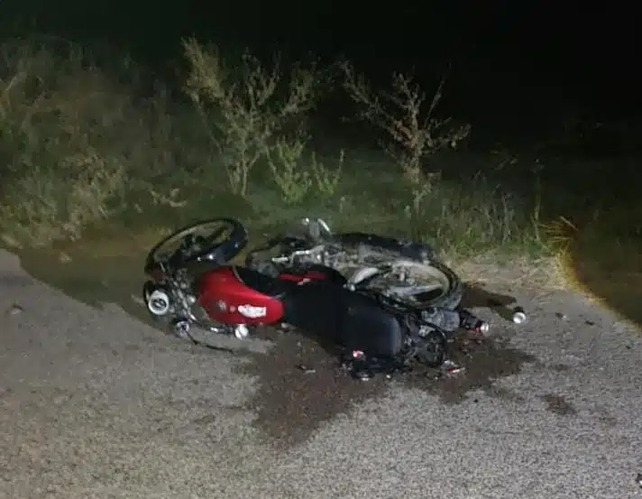 Motocicleta tirada en la carretera tras un accidente 
