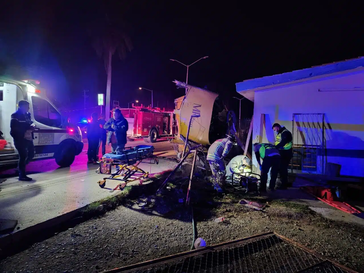 Caja de un tráiler volcado, una ambulancia de la Cruz Roja y elementos de la policía municipal de Los Mochis