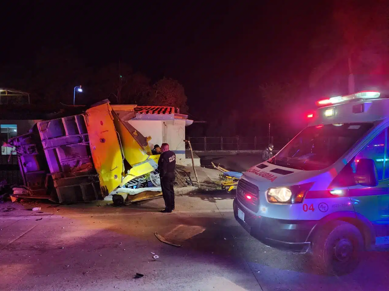 Caja de un tráiler volcado, una ambulancia de la Cruz Roja y elementos de la policía municipal de Los Mochis