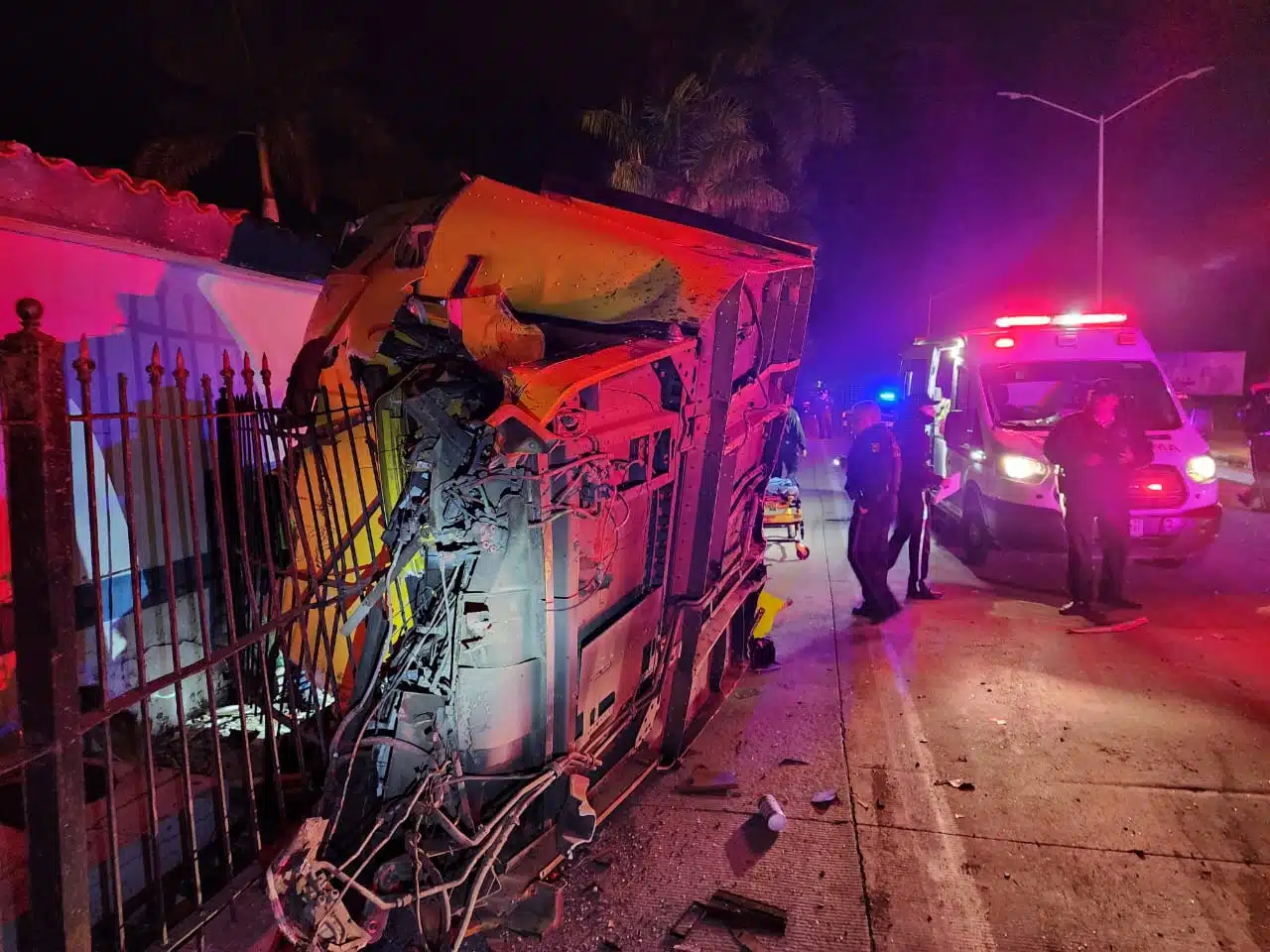 Caja de un tráiler volcado, una ambulancia de la Cruz Roja y elementos de la policía municipal de Los Mochis