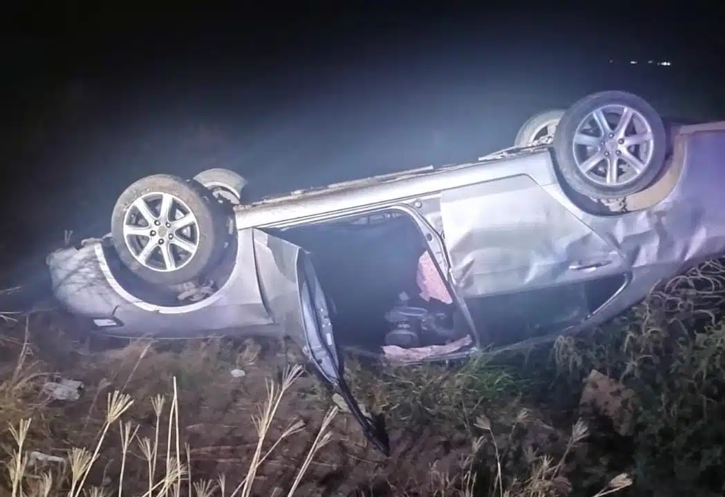 Carro con los neumáticos hacia arriba tras un accidente tipo volcadura en Guasave