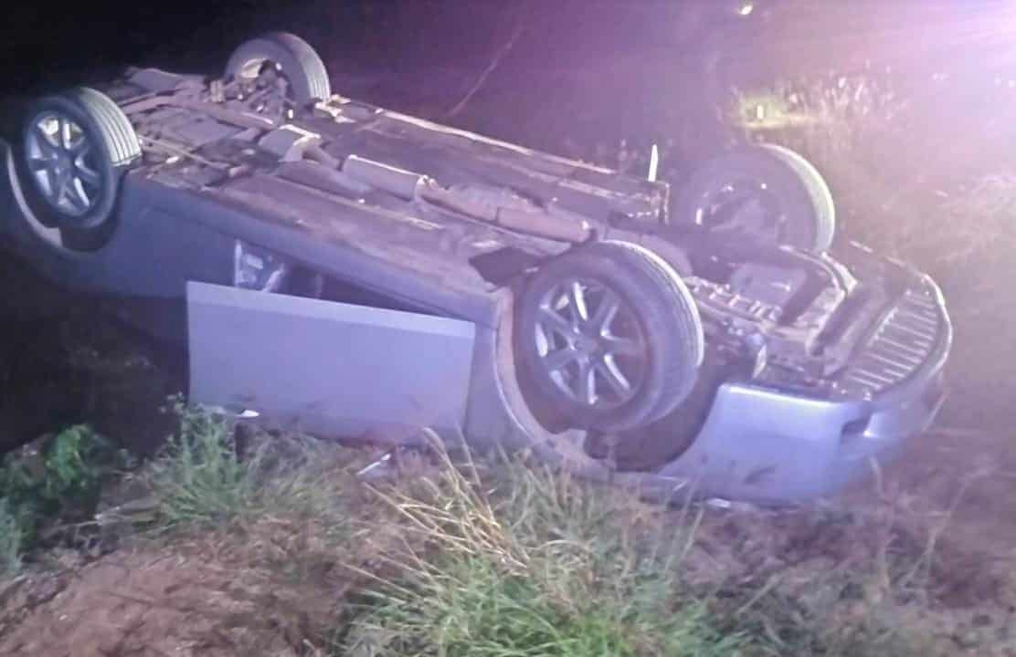 Carro con los neumáticos hacia arriba tras un accidente tipo volcadura en Guasave