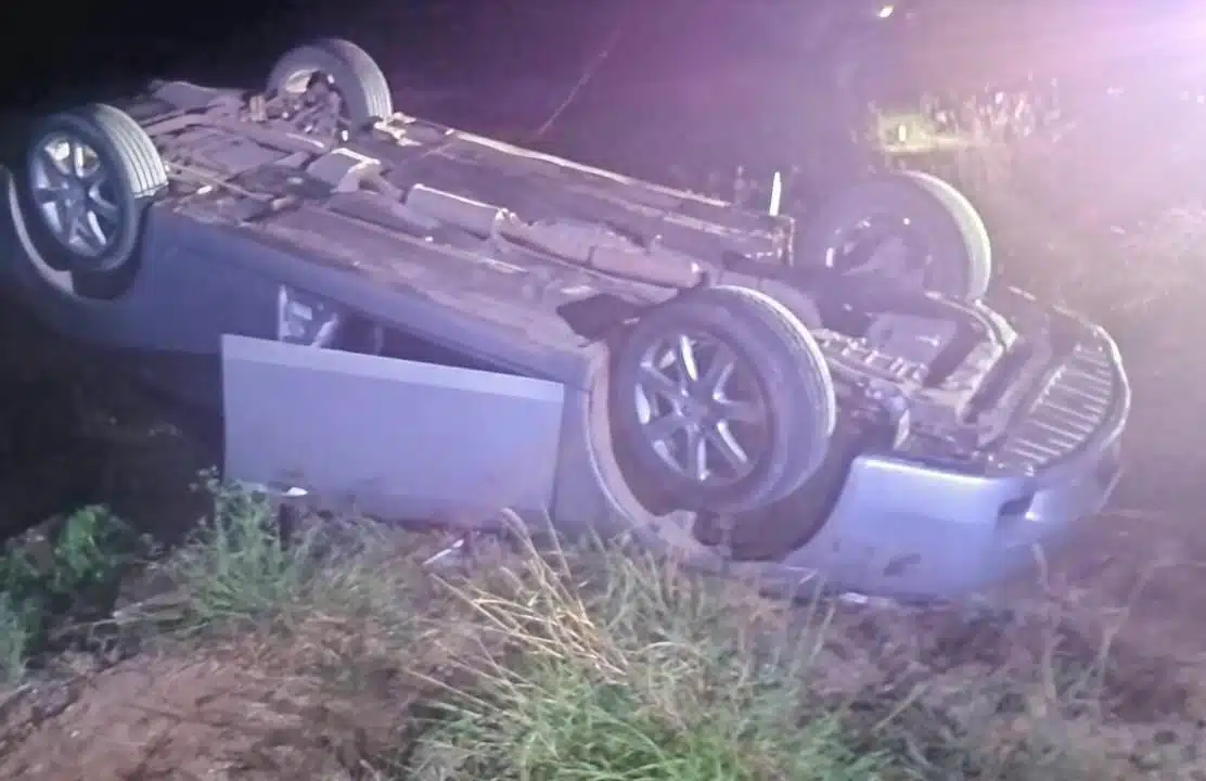 Carro con los neumáticos hacia arriba tras un accidente tipo volcadura en Guasave