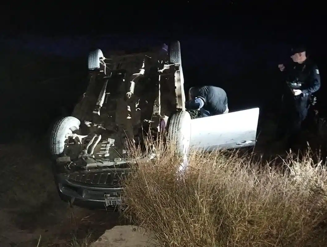 Carro con los neumáticos hacia arriba tras un accidente tipo volcadura en Guasave