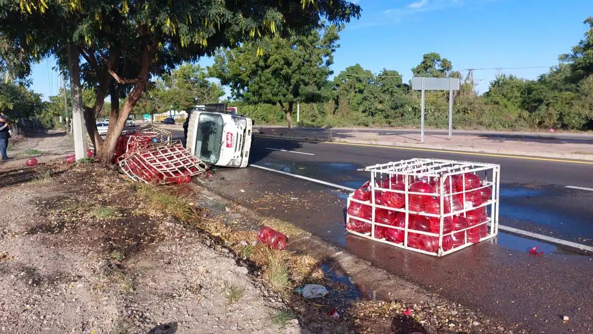 Una camioneta repartidora de agua volcada en Mazatlán