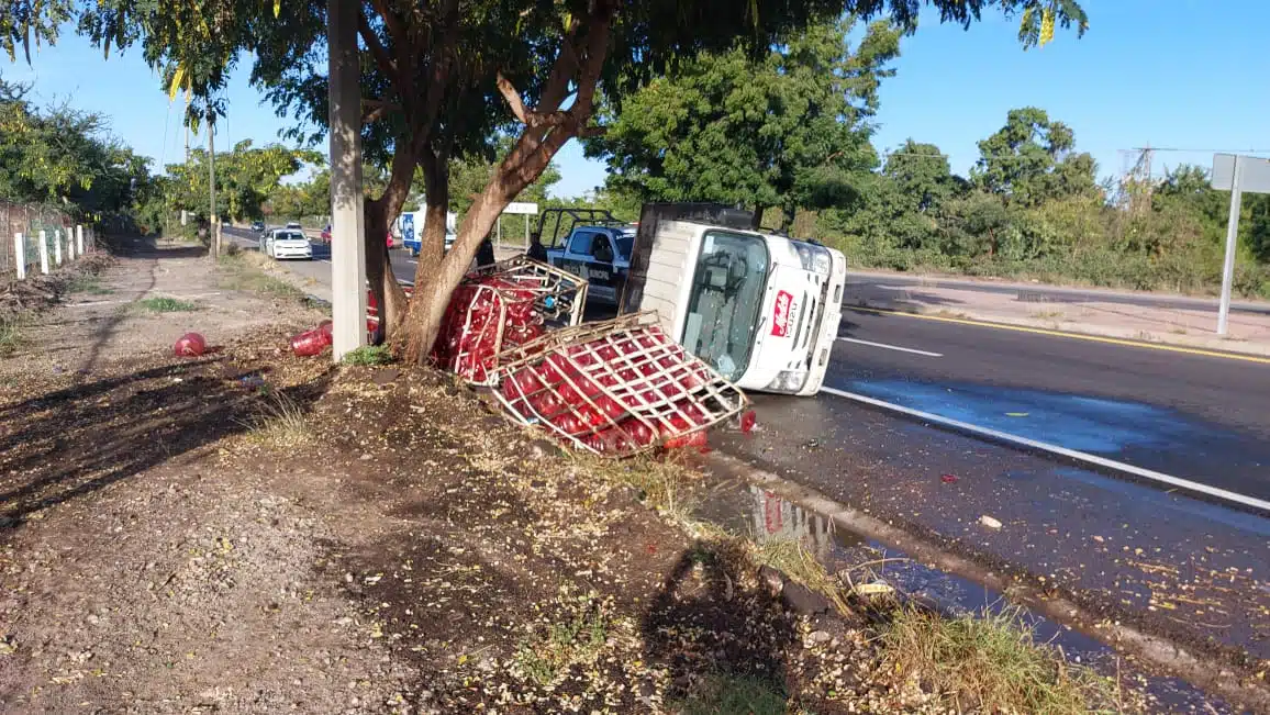 Una camioneta repartidora de agua volcada en Mazatlán