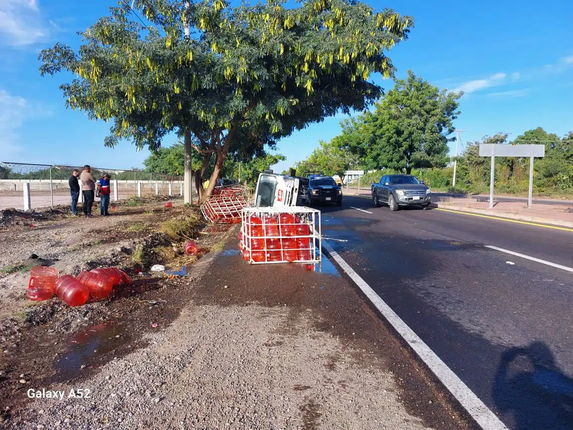 Una camioneta repartidora de agua volcada en Mazatlán