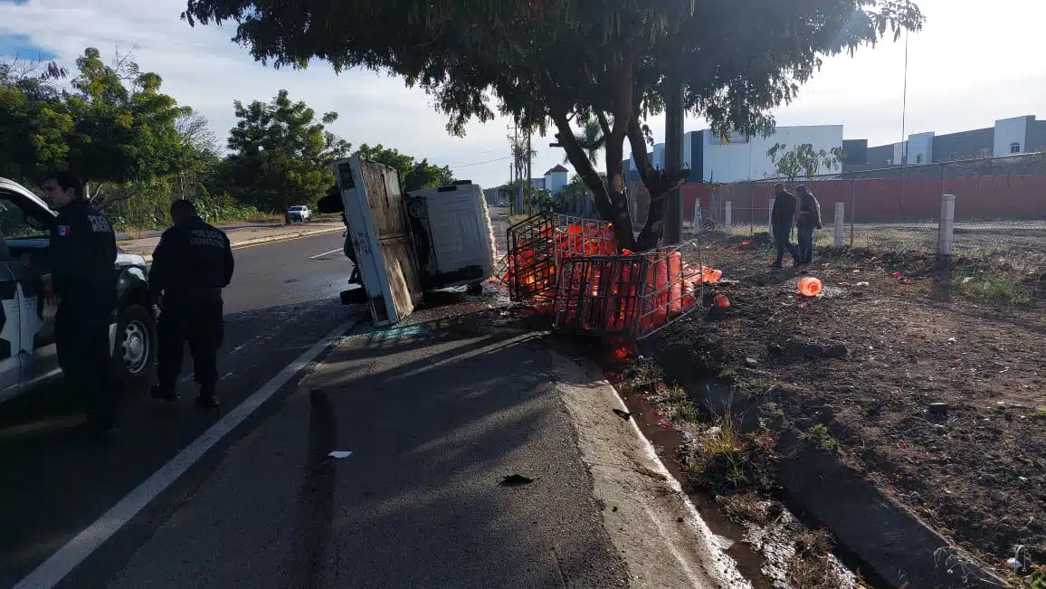 Una camioneta repartidora de agua volcada en Mazatlán