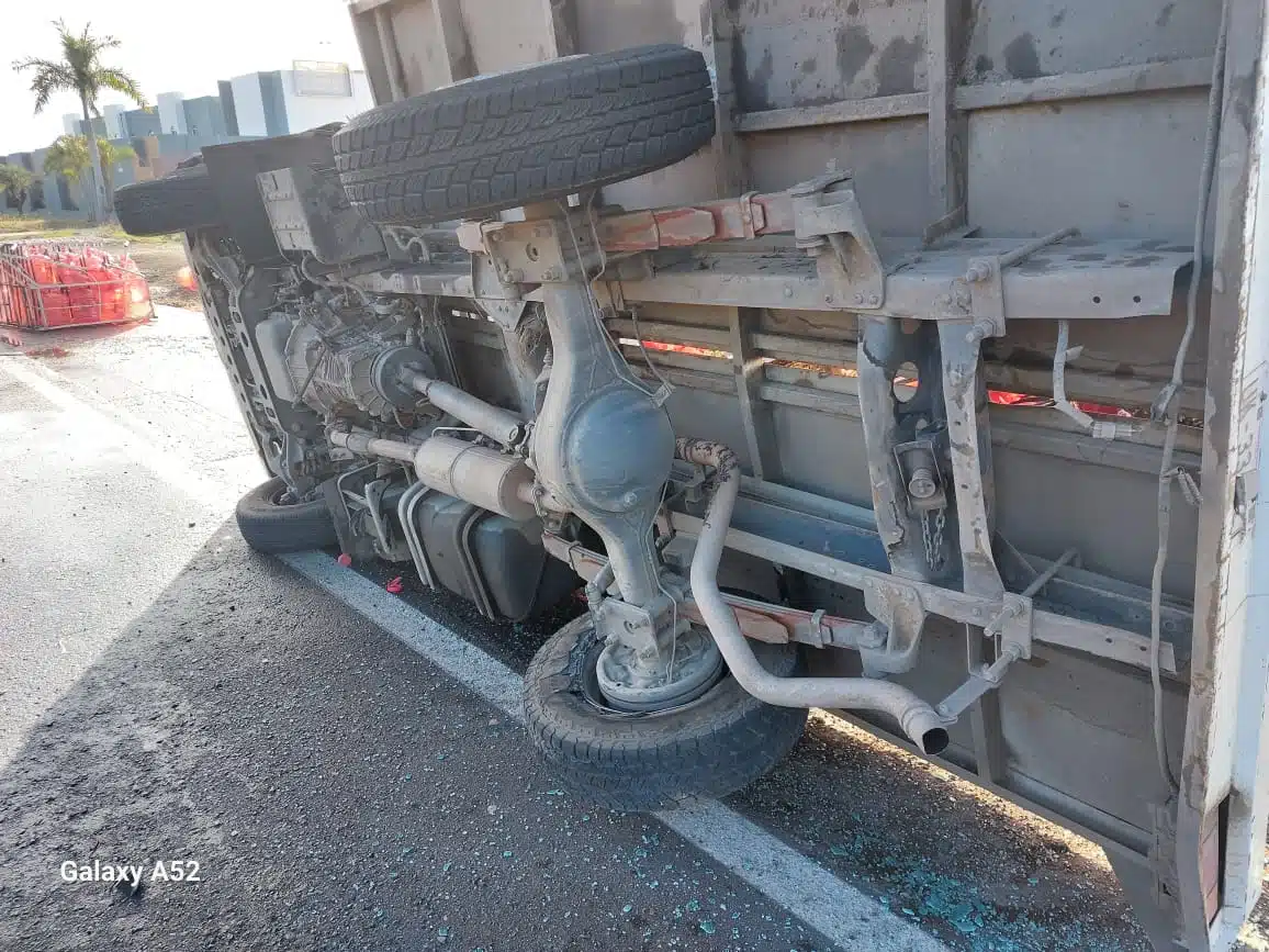 Una camioneta repartidora de agua volcada en Mazatlán