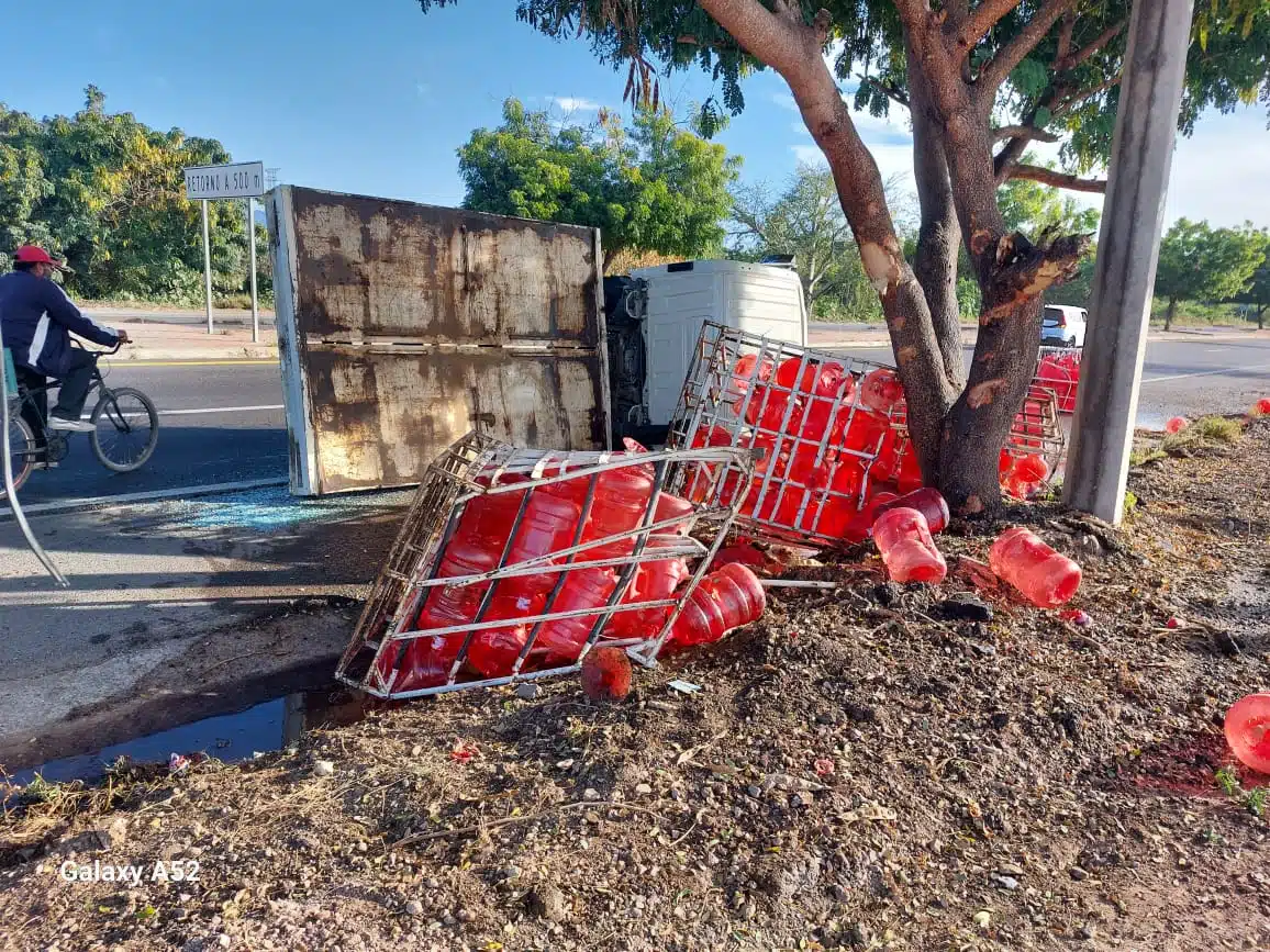 Una camioneta repartidora de agua volcada en Mazatlán