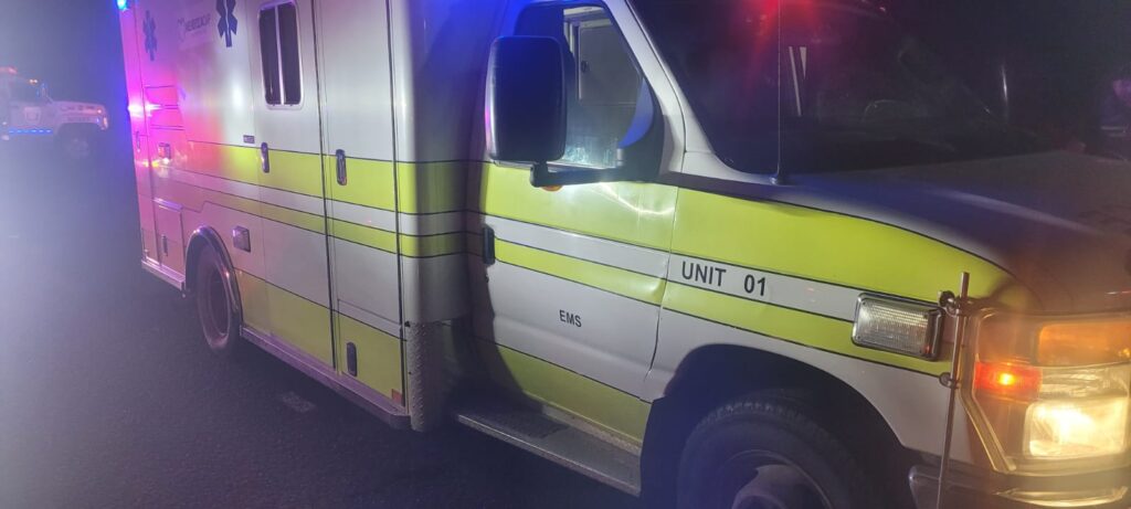 Ambulancia AMEC atendiendo un accidente