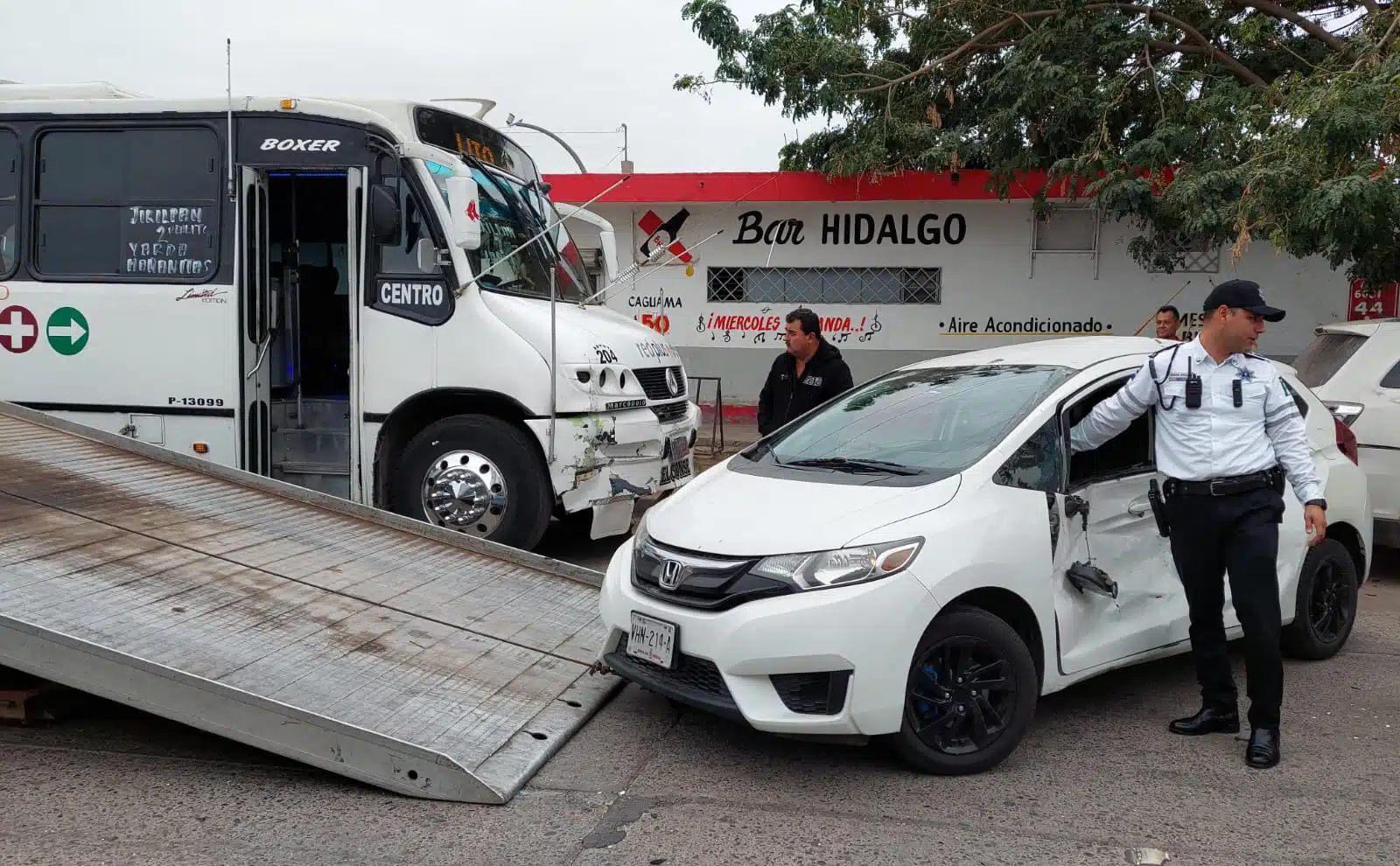 vehículo Honda Fit color blanco y camión urbano accidentados.