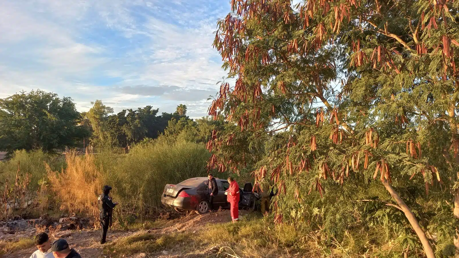 Automóvil ajo la carpeta asfáltica tras choque en Alhuey, Angostura