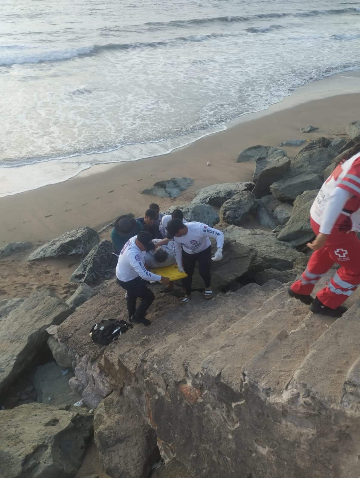 El hombre cayó desde el malecón de Olas Altas a la zona de rocas resultando lesionado.